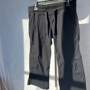 Lululemon (8) capris, in black, with soft waist and 6 pockets!